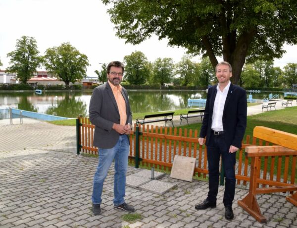 Bürgermeister Jürgen Maier und Vizebürgermeister Gerhard Lentschig im Freibad